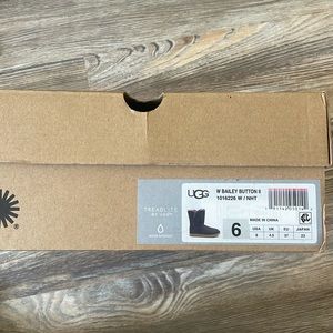 Excellent condition woman’s size 6 Uggs.